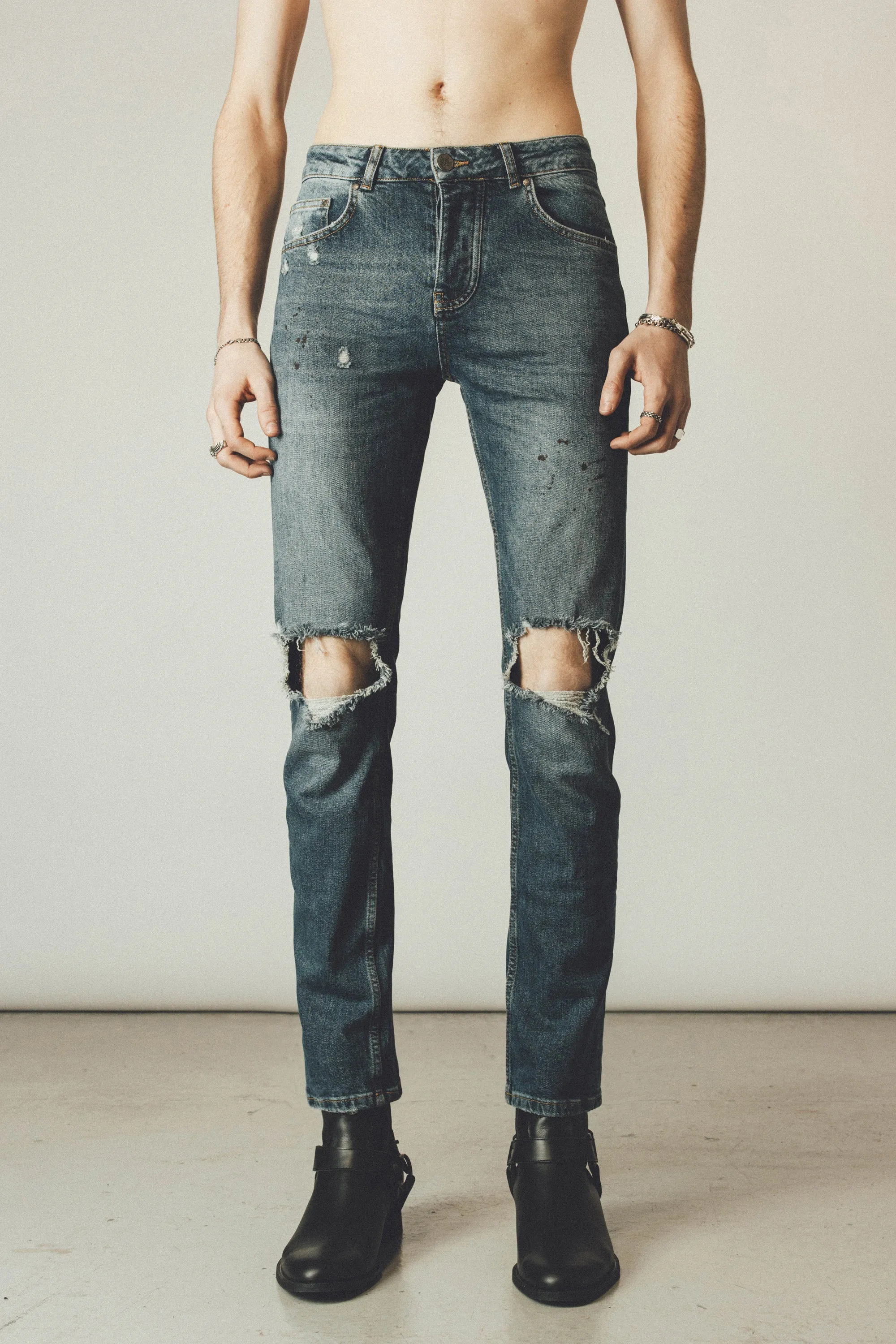 117 Distressed Jeans