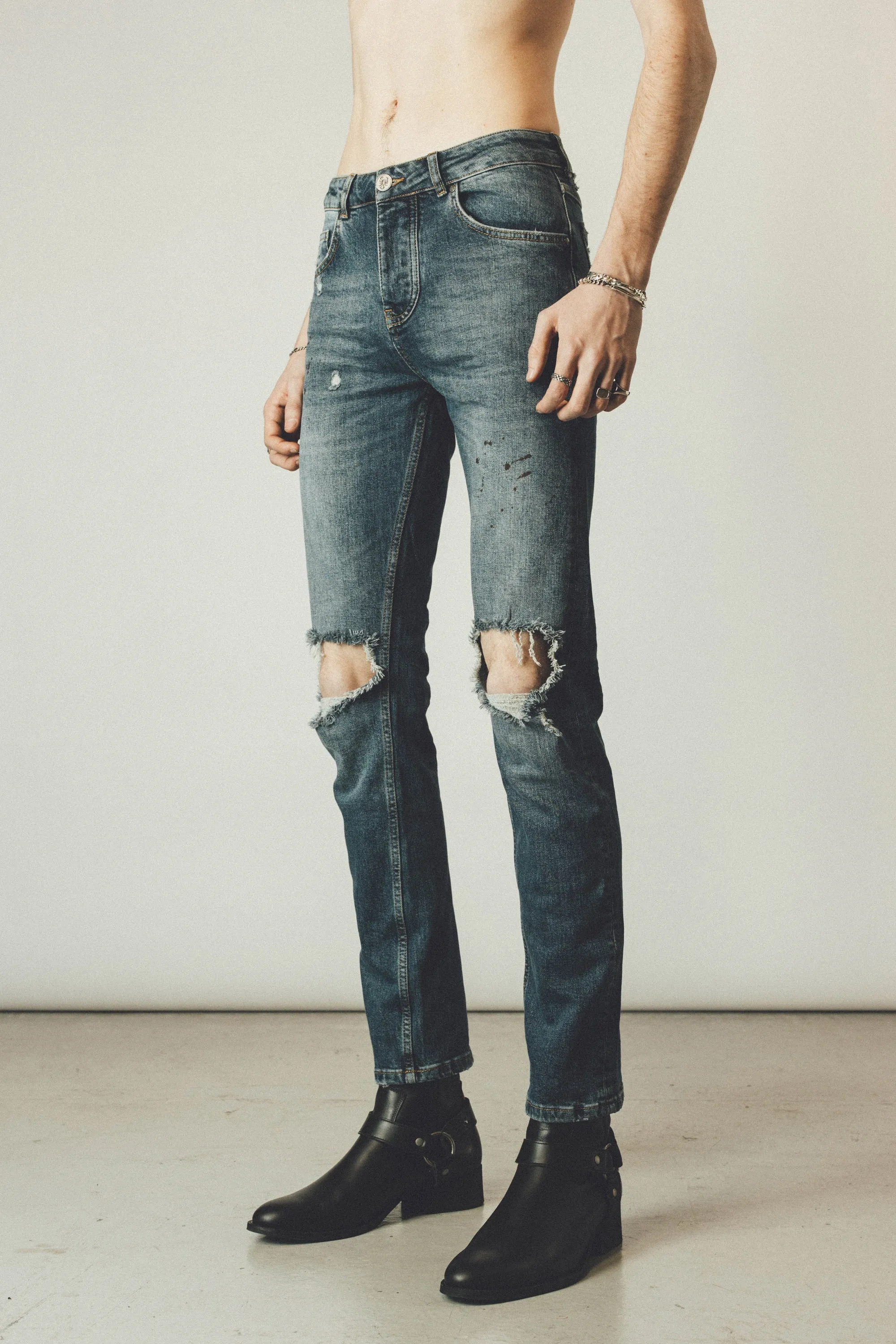 117 Distressed Jeans