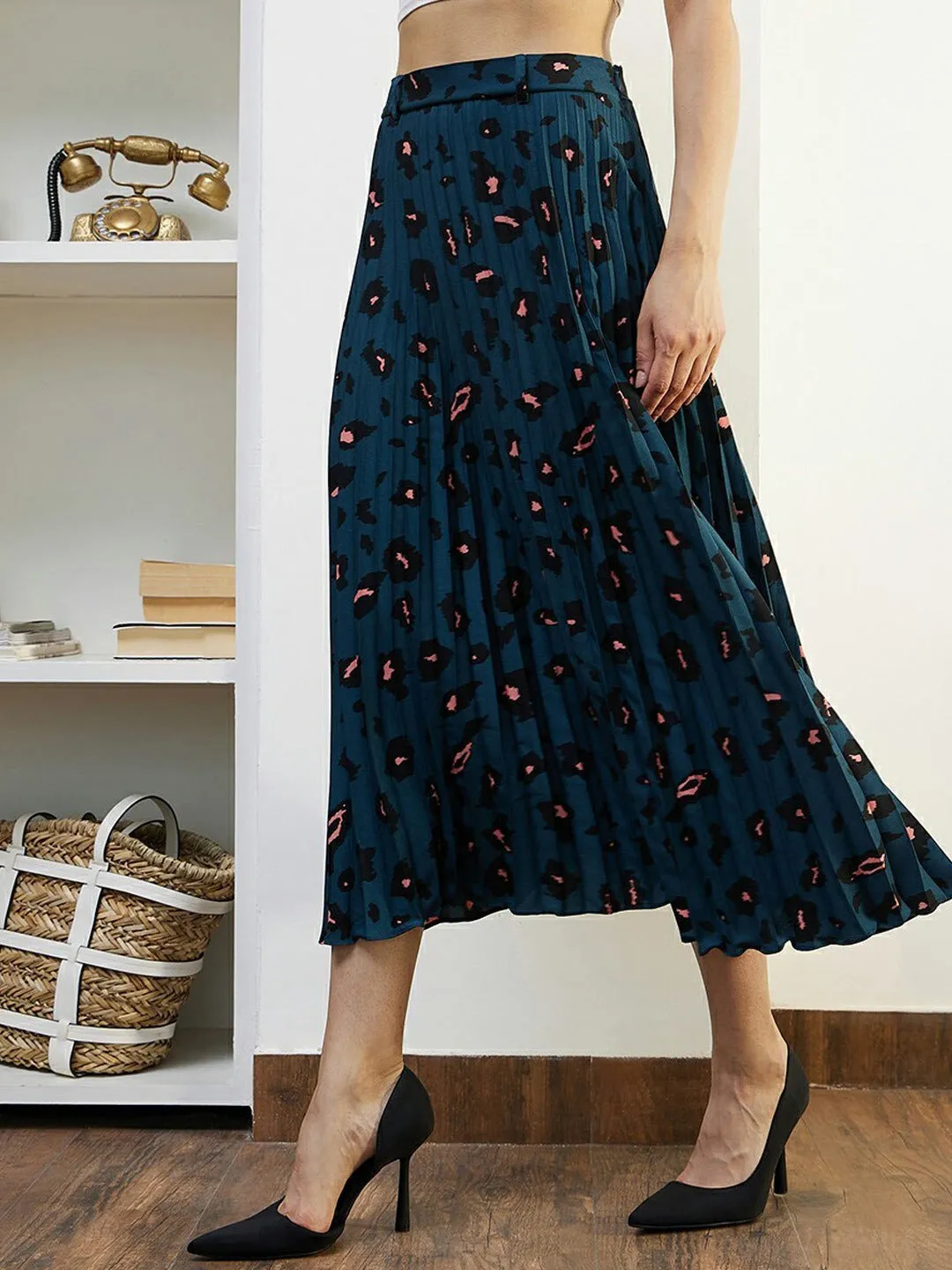 Berrylush Women Blue & Orange Animal Printed Elastic Waist Slip-On Accordion Pleated A-Line Midi Skirt